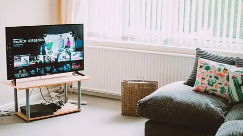 Smart TV exibindo o catálogo de filmes e séries liberado no experiência de transmissão grátis da 100Foods